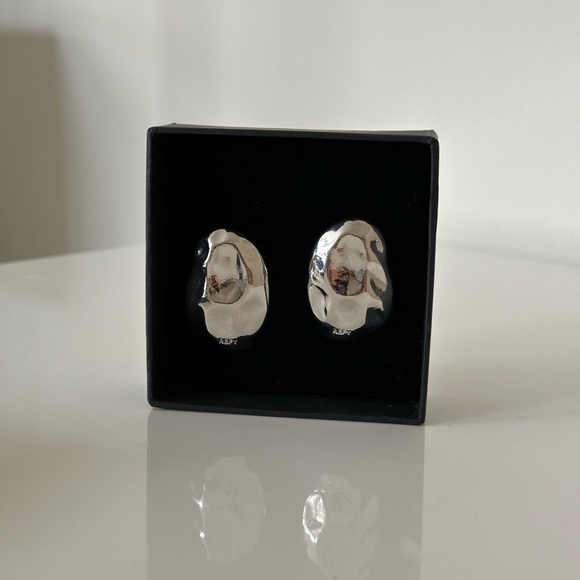 Refy Metal earrings pebble shape, oversized stud silver looking earrings - Picture 7 of 8